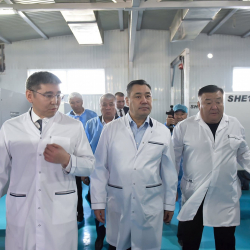 Президент Садыр Жапаров ознакомился с деятельностью компании по производству изделий медицинского назначения «Медимпекс»