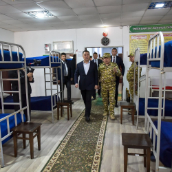 Президент посетил пограничную заставу «Кара-Мык» в Чон-Алайском районе