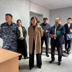 Акыйкатчы Бишкек ШИИБдин атайын кабыл алуу жайына барды