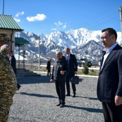 Президент Чоң-Алайдагы “Кара-Мык” чек ара заставасына барды