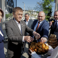 Кыргызстандын туңгуч космонавты Салижан Шарипов Ош шаарына барды