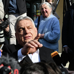 Венгрияны 16 жылдан бери башкарып келе жаткан Орбан шайлоодо оппозицияга утулду