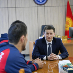 Депутат Чынгыз Ажибаев «Алыш» күрөшү боюнча Азия чемпиондору менен жолугушту