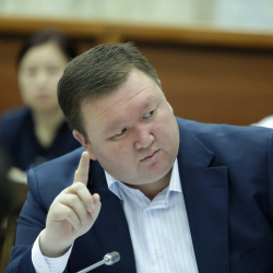 Жээнчороевге оомат ооду, депутат болом деп шымаланып турган чагы