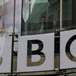 «Би-би-си» 2000ге чейин кызматкерин кыскартканы жатат