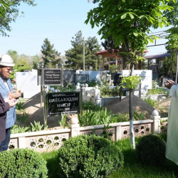 Азирети Муфтий Абдулазиз кары Закиров белгилүү аалым Алауддин Мансурдун кабырын зыярат кылды