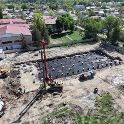 Свердлов районундагы мектептин курулушу кызуу уланууда