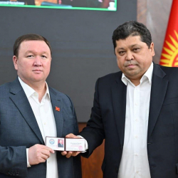 Мирлан Жеенчороев получил мандат. ЦИК зарегистрировала его по округу № 21