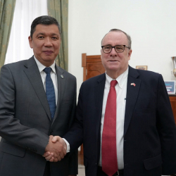 Мэр Айбек Джунушалиев АКШнын КРдеги Атайын жана Ыйгарым укуктуу Элчиси менен жолукту