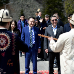 Садыр Жапаров жана Жастин Сан 