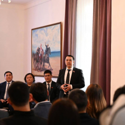 Виза, боз үй: Маматалиев Германиядагы мекендештер менен жолугушту