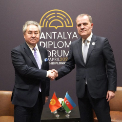 Министр Жээнбек Кулубаев встретился с Министром иностранных дел Азербайджанской Республики Джейхуном Байрамовым