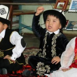 Бишкекте жаш манасчылардын республикалык кароо-сынагын өтөт