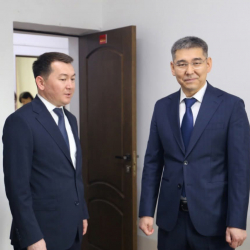 Министр Осмонов «Кыргызфармация» мамлекеттик ишканасынын иши менен таанышты