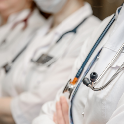 Министрлик дарыгерлердин аз айлыгы боюнча маалыматтарга түшүндүрмө берди