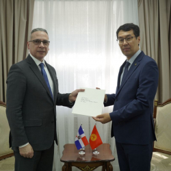 Медер Абакиров Доминикан Республикасынын Элчиси Алехандро Ариастын ишеним грамоталарынын көчүрмөсүн кабыл алды