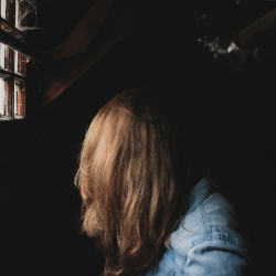 Министр просвещения взял под личный контроль дело об изнасиловании школьницы в Токмоке