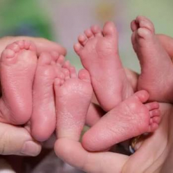 35 жаштагы эне үч эм төрөдү