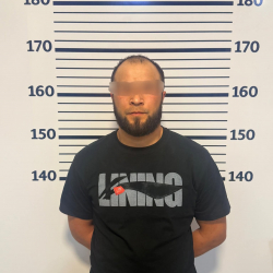 Айдоочулук күбөлүк убадалап, 100 миң сомго алдап кеткен шектүү кармалды