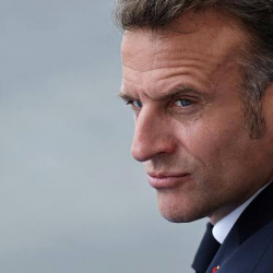 Франциянын президенти Эмманюэль Макрон саясаттан кетет