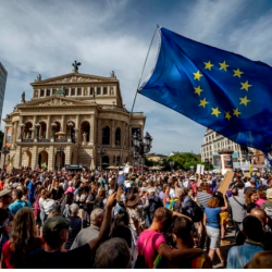 Макгрегор: АКШ-Иран согушу Европада бийликтин кулашына алып келиши мүмкүн