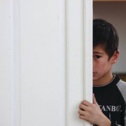 Ата-энеси миграцияга кетип, жакындарынын колунда калган балдар 84 миңге жетти