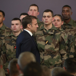 Франция аскердик бюджетин көбөйтөт