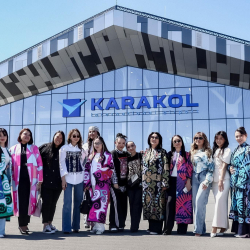 Кыргызстанда алгачкы жолу учак ичинде мода көргөзмөсү өттү