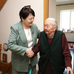 Агартуу министри эмгек ардагерлери менен жолугушту