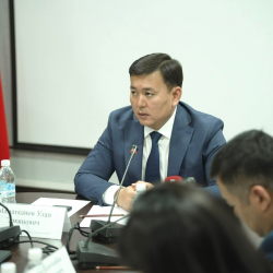 Улан Маматканов социалдык өнүгүү жана мамлекеттик саясаттын артыкчылыктары боюнча кеңешме өткөрдү