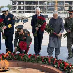 ШКУга мүчө өлкөлөрдүн коргоо министрлери Өчпөс отко гүл коюшту