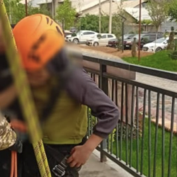 Ошто 5-кабаттын балконуна түшүп кеткен 11 жаштагы бала куткарылды