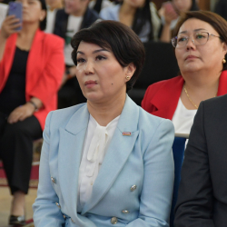 Журналистика жана коммуникация институтунда доцент Ч.Капарованын китебинин бет ачары өттү