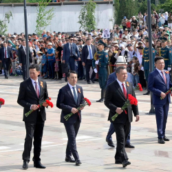 Президент Жапаров менен ЖК төрагасы Маматалиев Улуу Жеңиш майрамына карата уюштурулган салтанатка катышты
