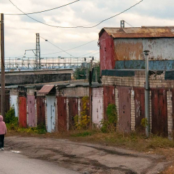 Москвичи начали жить в гаражах