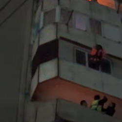 ВИДЕО - В Бишкеке женщина пыталась совершить суицид, ее спасли сотрудники МЧС
