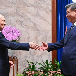 Путин и Си Цзиньпин встретились на центральной площади Пекина