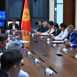 Бакыт Төрөбаев өнөр жай аймактарын өнүктүрүү маселелерин талкуулады