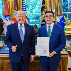 Эдил Байсалов Дональд Трампка ишеним грамоталарын тапшырды