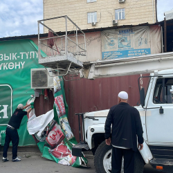 Шаар эски көрнөк-жарнактардан арылат