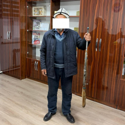 Чоң-Алайда жаран ок атуучу куралын өз ыктыяры менен милицияга тапшырды