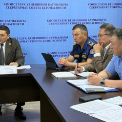 Адилет Орозбеков коопсуздук маселелери боюнча мамлекеттик органдардын жетекчилери менен жыйын өткөрдү