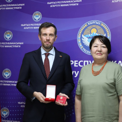 Догдуркүл Кендирбаева Улуу Британиянын элчиси Николас Боулер менен жолугушту