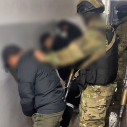 Жаш жигиттер токойдо мыйзамсыз иш-аракеттери үчүн кармалышты