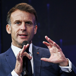 Макрон приветствовал участников G7 под российскую песню