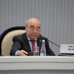 Аскар Акаев приехал на Иссык-Куль