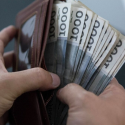 С сентября госслужащим и муниципальным работникам увеличат зарплаты