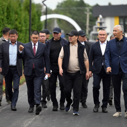 Садыр Жапаров осмотрел реконструированный парк имени А. Пушкина в Караколе