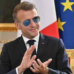 Макрон жубайынан муштум жедиби?