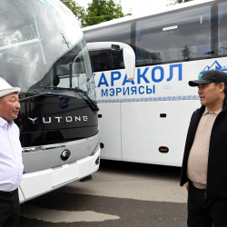 Президент Каракол шаарына алынган жаңы техникаларды текшерди